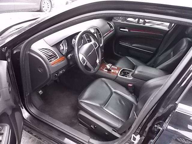 2013 Chrysler 300 4dr Sedan